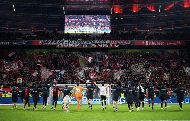 拜仁输球,药厂球迷在对阵不莱梅时高喊:不败冠军,勒沃库森