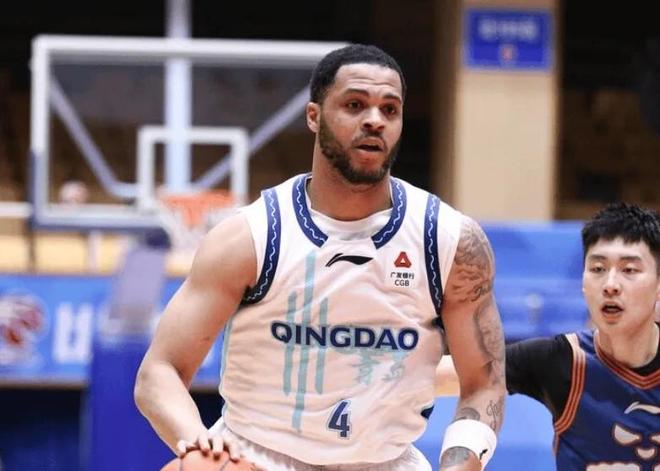 CBA官方:青岛外援韦瑟斯庞对裁判使用侮辱性语言被罚款3万