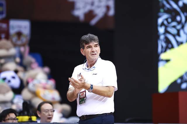 对球队失控?CBA下课第一人原因曝光,和官宣不一样,球迷吵翻天