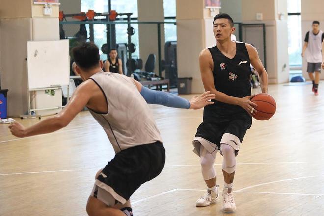 四战奠定核心!国产神射轰59分!打消质疑,陶汉林:他是冷面杀手