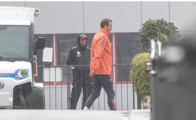 伊维萨岛度假泡汤，图片报：德甲夺冠次日拜仁在雨中进行训练