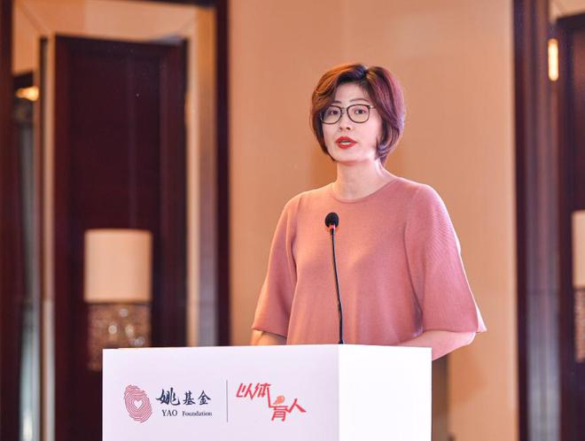 姚明的妻子叶莉正式卸任理事长职务，交棒丈夫姚明