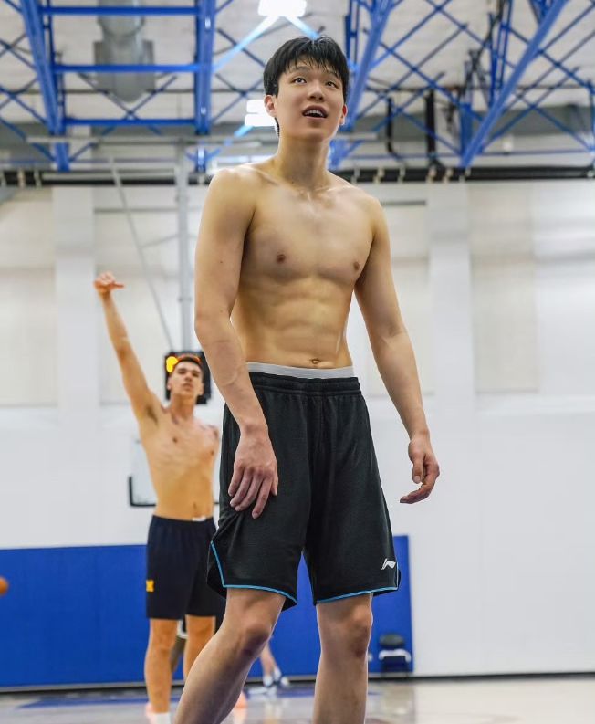 杨瀚森预测顺位升至27！韩媒直言我们招架不住 美记模板扎克伊迪