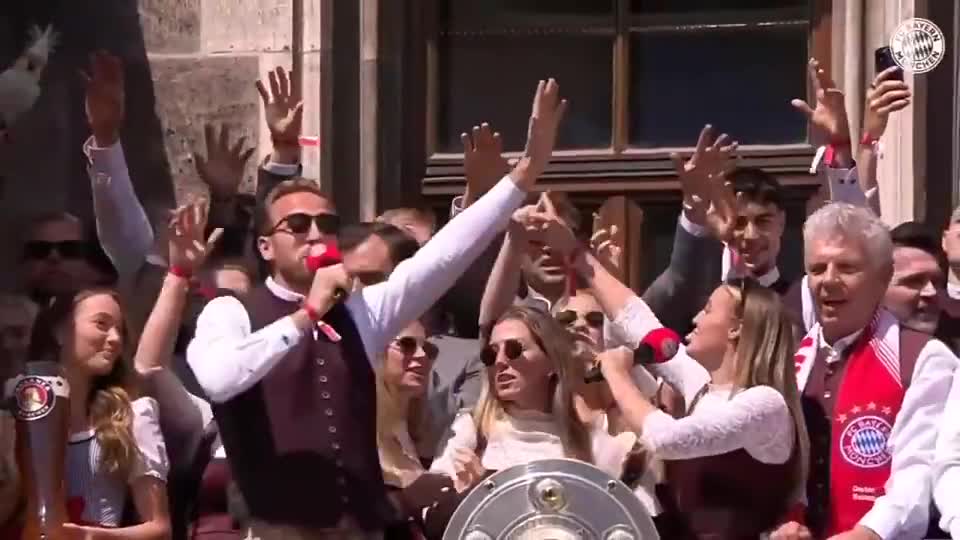 ‍太开心啦！凯恩夺冠庆典上高唱Sweet Caroline