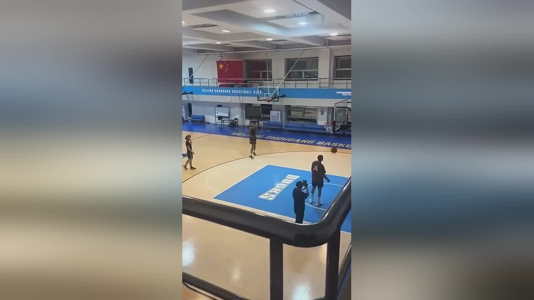 不忘训练！文班亚马今晚现身北京男篮训练馆练习投篮