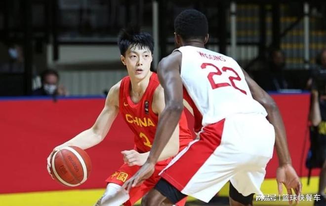 男篮首秀8分险胜欧洲劲旅！胡明轩轰13分：小张镇麟成最大收获！