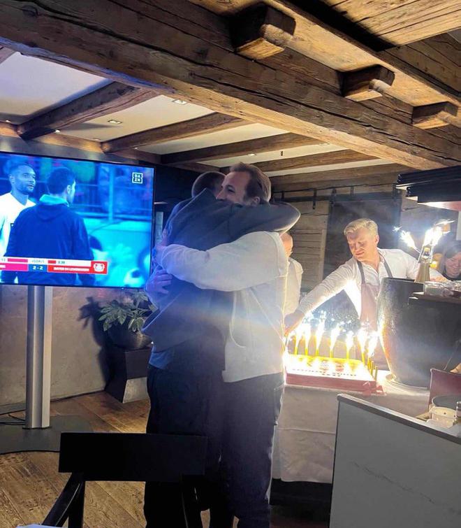 都是生涯首冠！凯恩在夺冠后和老队友戴尔激动相拥