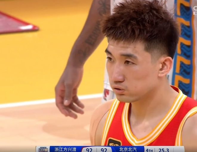 广厦输球输人！老板拍桌大闹技术台，球迷扇脸踹人，CBA不管吗？