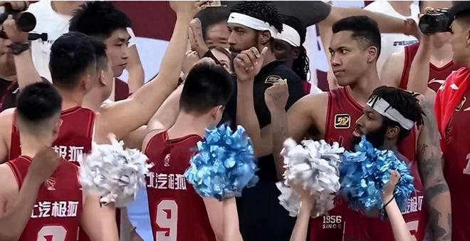 破案了！北京丢冠之夜，为何周琦笑得挺开心？球迷直指四原因