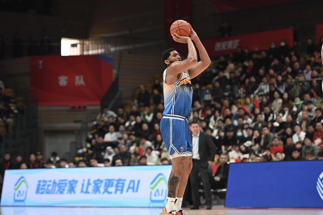记者：新疆队将向CBA公司上报劳森的优先续约权