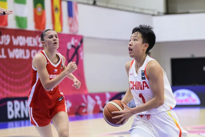 篮板第1+得分第4！中国女篮又一18岁超级新星崛起：场均19+10真猛