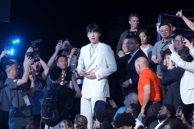 媒体人：杨瀚森24号在青岛参加媒体见面会，26号亮相篮球公园与球迷互动