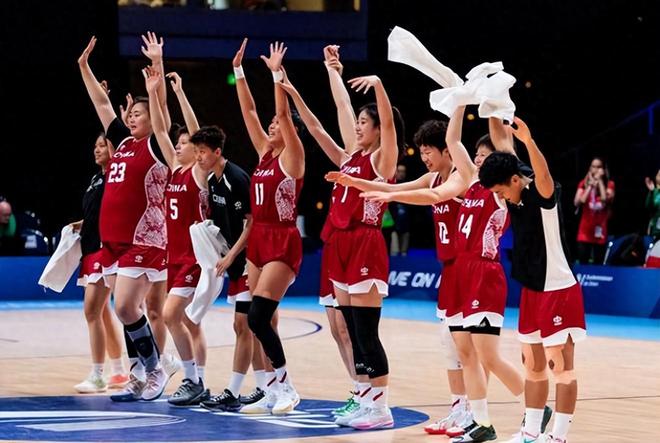 中国女篮夺得大运会冠军！李笋南指挥有方，球迷：让他取代宫鲁鸣