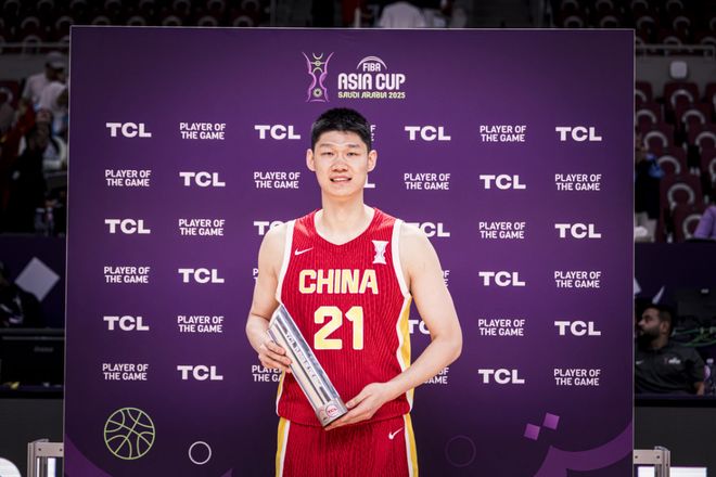 连场MVP！胡金秋11+10男篮首个两双 两战17中14拼到脖颈受伤
