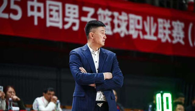 杜锋被喊下课！广东宏远球迷不满，执教任人唯亲，朱芳雨如何应对