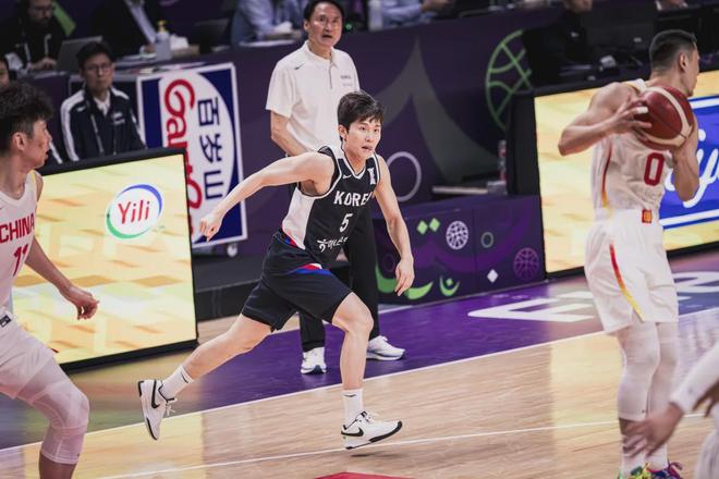 20岁小将闪耀球场，中国男篮79-71胜韩国队，闯进亚洲杯4强
