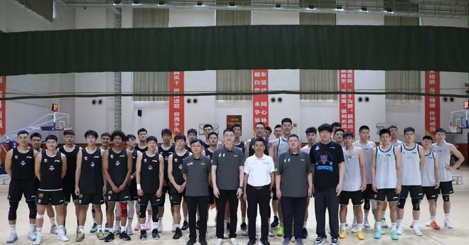 辽宁男篮官方晒与山东进行教学赛：此前参与打群架的U21队员彭泓森在列
