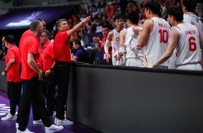 高诗岩拼命赵睿带伤24+6，中国男篮复仇新西兰，时隔10年重返决赛