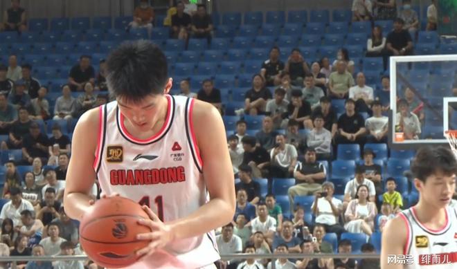 15投硬砸22+8+3+3！男篮“暴力控卫”驰援杜锋，广东队未来的老大