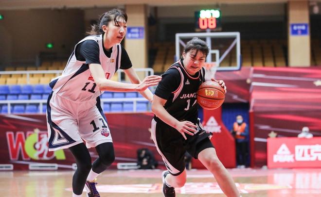 场均轰19+6！中国女篮又一21岁1米88新星崛起：转型接班黄思静？