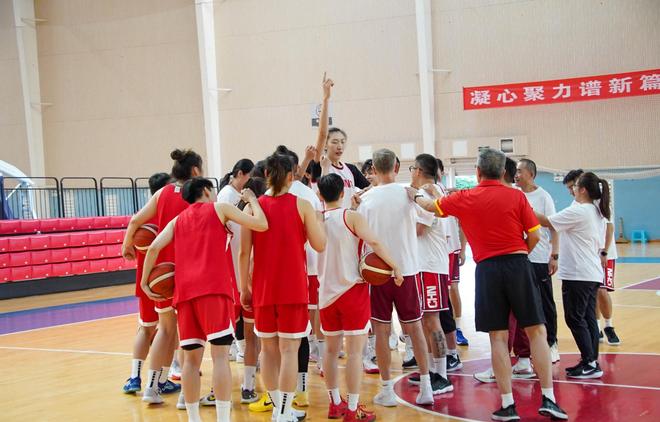 中国女篮集训曝光！2米26张子宇高原反应未上场，18岁篮板王亮相