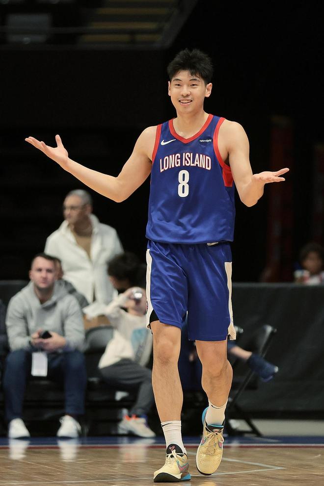 改穿几号？崔永熙此前在广州&篮网都穿8号 而广东已退役朱8球衣