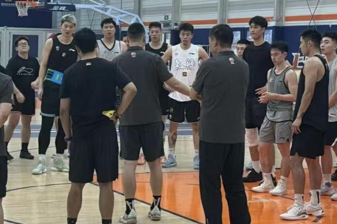 张镇麟热身赛即将复出，广州NBA季前赛阵容出炉，北控签15+6外援