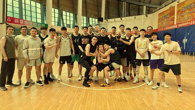 双喜临门！高诗岩回母队请客吃大餐，梅奥续约并执教辽篮U15男篮