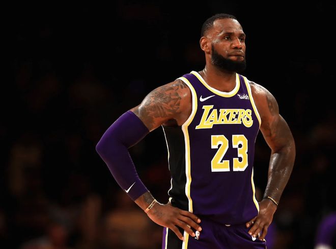 詹姆斯你太强了，40岁仍是巨星，书写79年NBA独一无二纪录