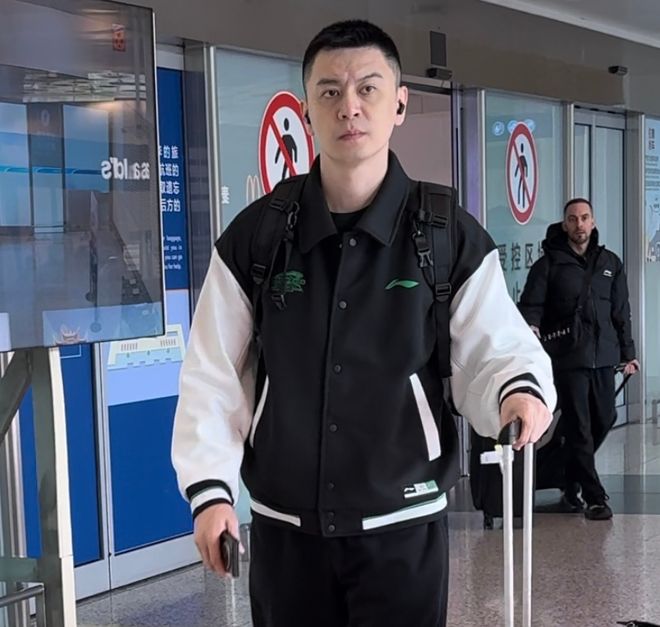 辽篮启程武汉打杯赛！众人严肃，姜宇星随队，赛程压力大！