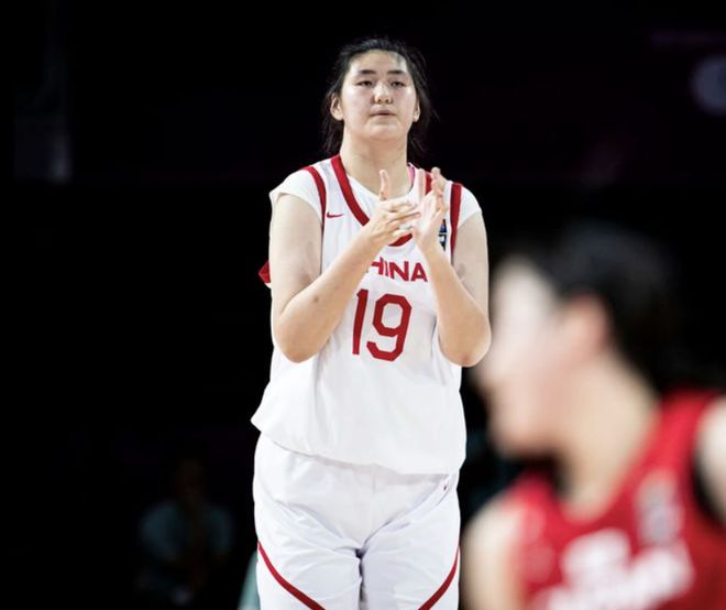 2米24张子宇中国女篮首秀！12分钟轰全队最高分 球迷：世界级中锋