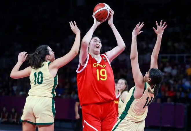 18岁打成年比赛比韩旭都猛！12分钟轻取18+7，张子宇明年冲WNBA？