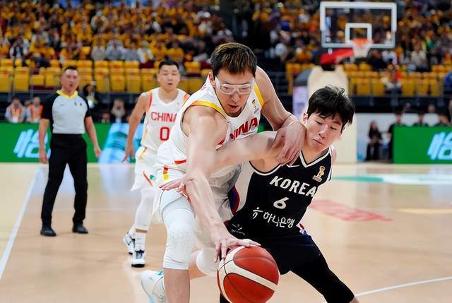 周琦回归中国男篮没有亮剑却亮贱，末节险些大逆转靠的不是内线