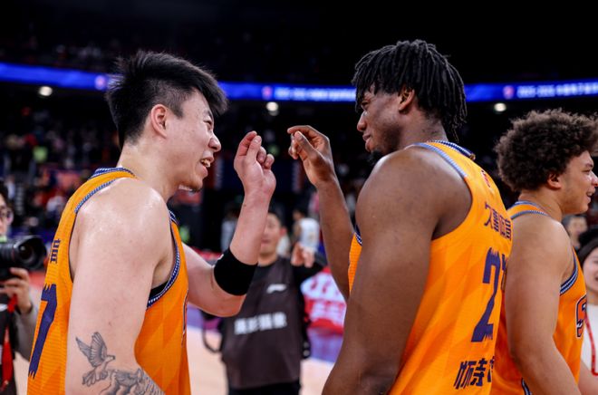 上海VS山西严阵以待！三位超级外援全力出击，卢伟全力冲击11连胜