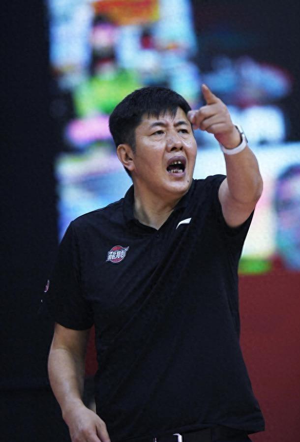 他是篮球教练员，执教过7支球队，曾因妻子生病辞职，不愁没工作