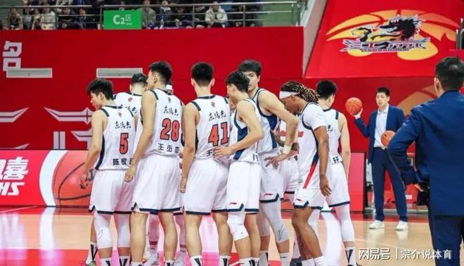 广东队麻烦了，输上海之后又收两大坏消息，杜锋面临下课