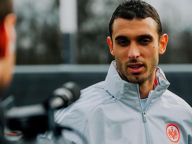 德甲：法兰克福状态一般，奥格斯堡表现跳跃