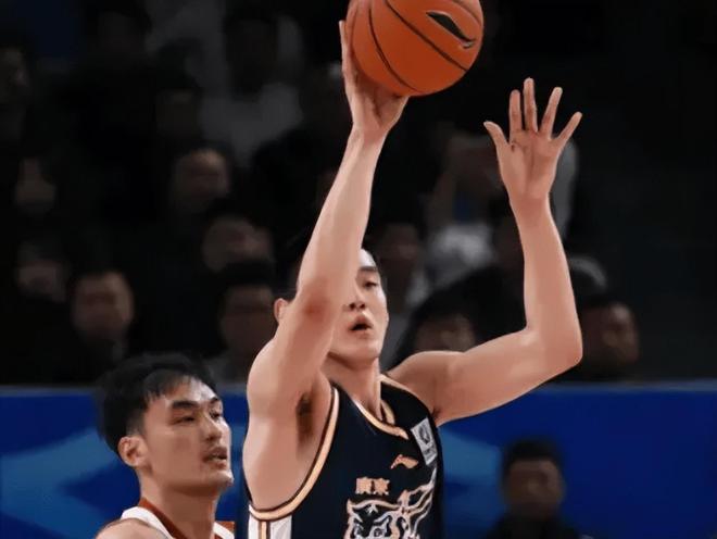 广东107-102同曦遭1喜3忧！一号位+小外全出弊端，胡明轩状态糟糕
