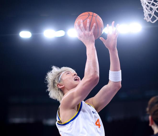 郭昊文半场22分拉维特29+10，王哲林历史第12人，同曦险胜上海