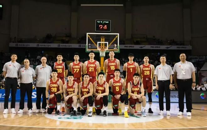 中国男篮76-90惨负韩国！张镇麟上半场0分！胡明轩，正负值-25