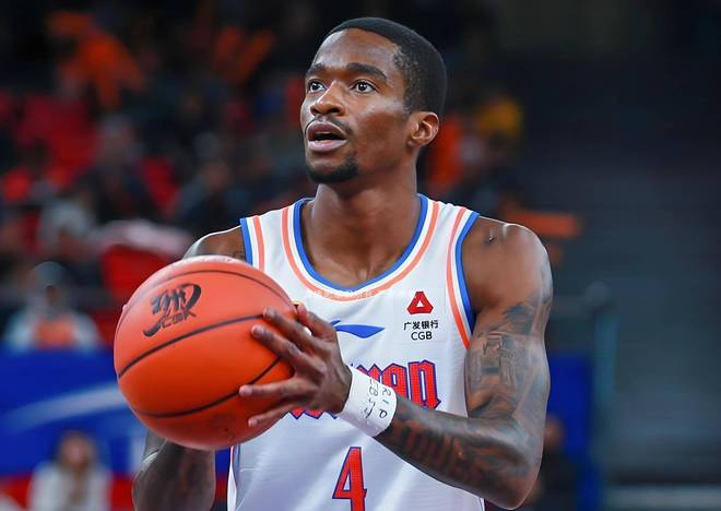 广东男篮元气大伤！萨姆纳首秀落空，杜锋收到要求，淘汰赛碰辽篮