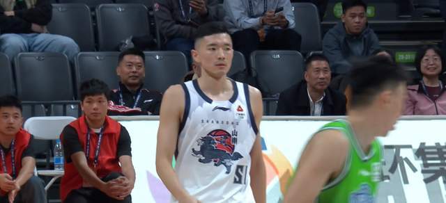 还有油！陈林坚首秀三分5中5砍19分，赛后邱彪说出心里话，很实在