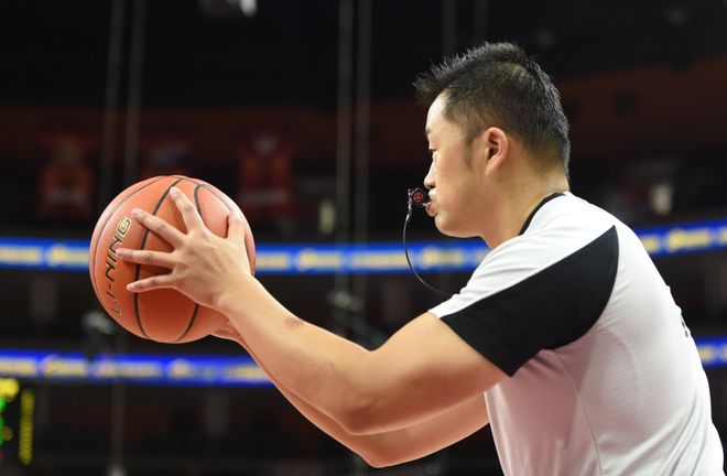 CBA新赛季盛大开幕 我省两名优秀裁判荣耀执裁