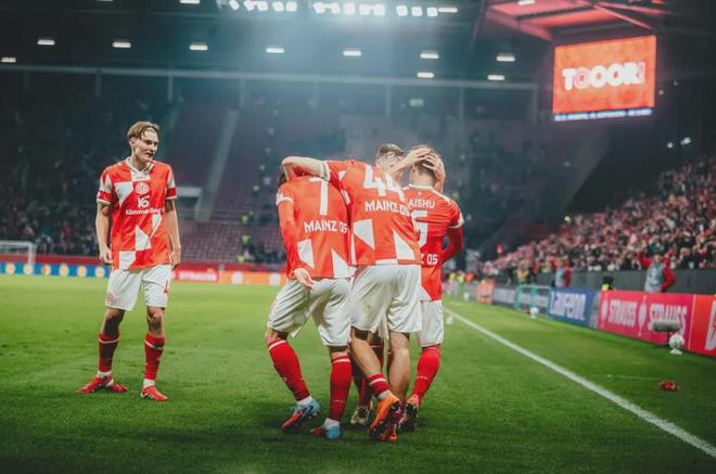 逆转！韩国球员助攻+破门上演绝杀，德甲保级队翻盘保持全胜