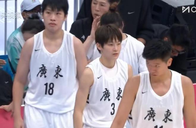 广东女篮60分大胜辽宁晋级决赛，武桐桐24分杨舒予20分黄思静4+10